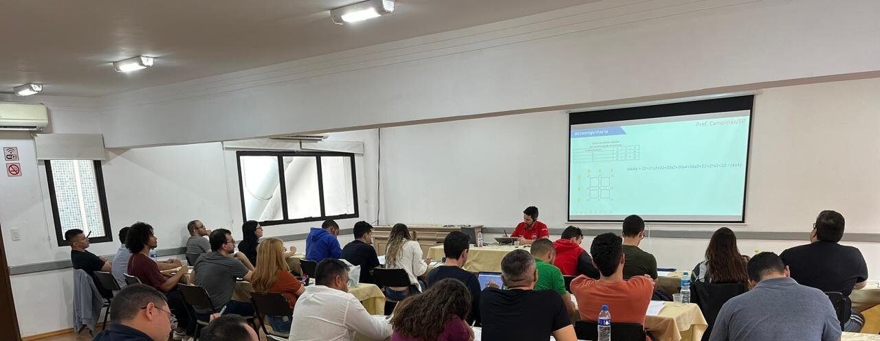 Sala de aula CNE – alunos assistindo aula presencial